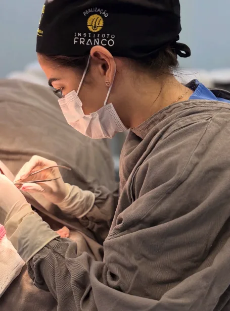 Dra. Rafaela realizando procedimento da Plástica Ocular